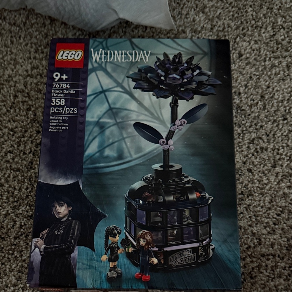 LEGO Wednesday Black Dahlia Set - Black and Purple